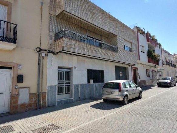 M2132-Turre Property with commercial space and roof terrace