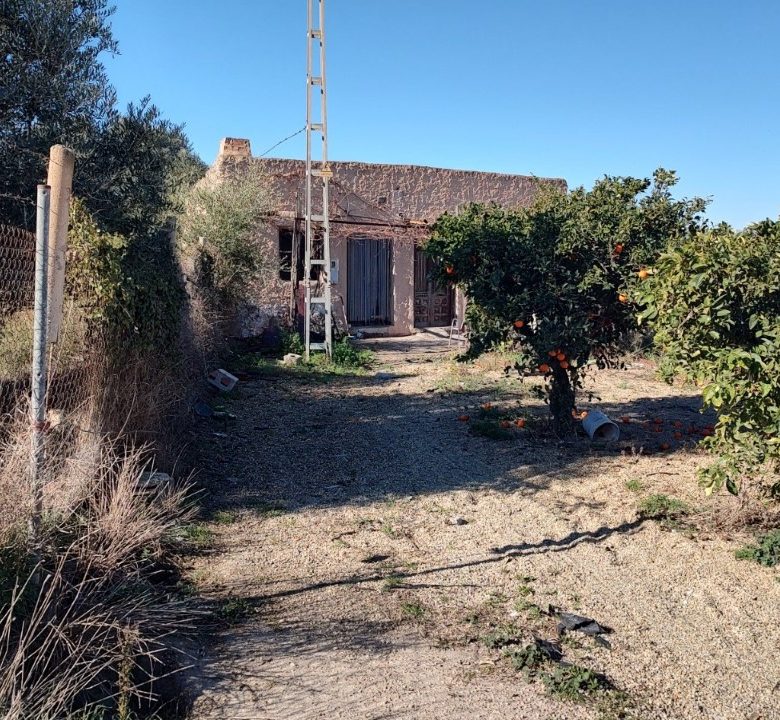 M2113 Cortijo for reform on the outskirts of Turre
