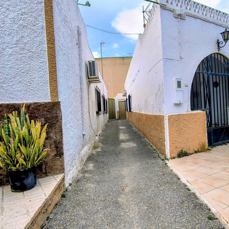 m2181-Detached village house for renovation in Turre.