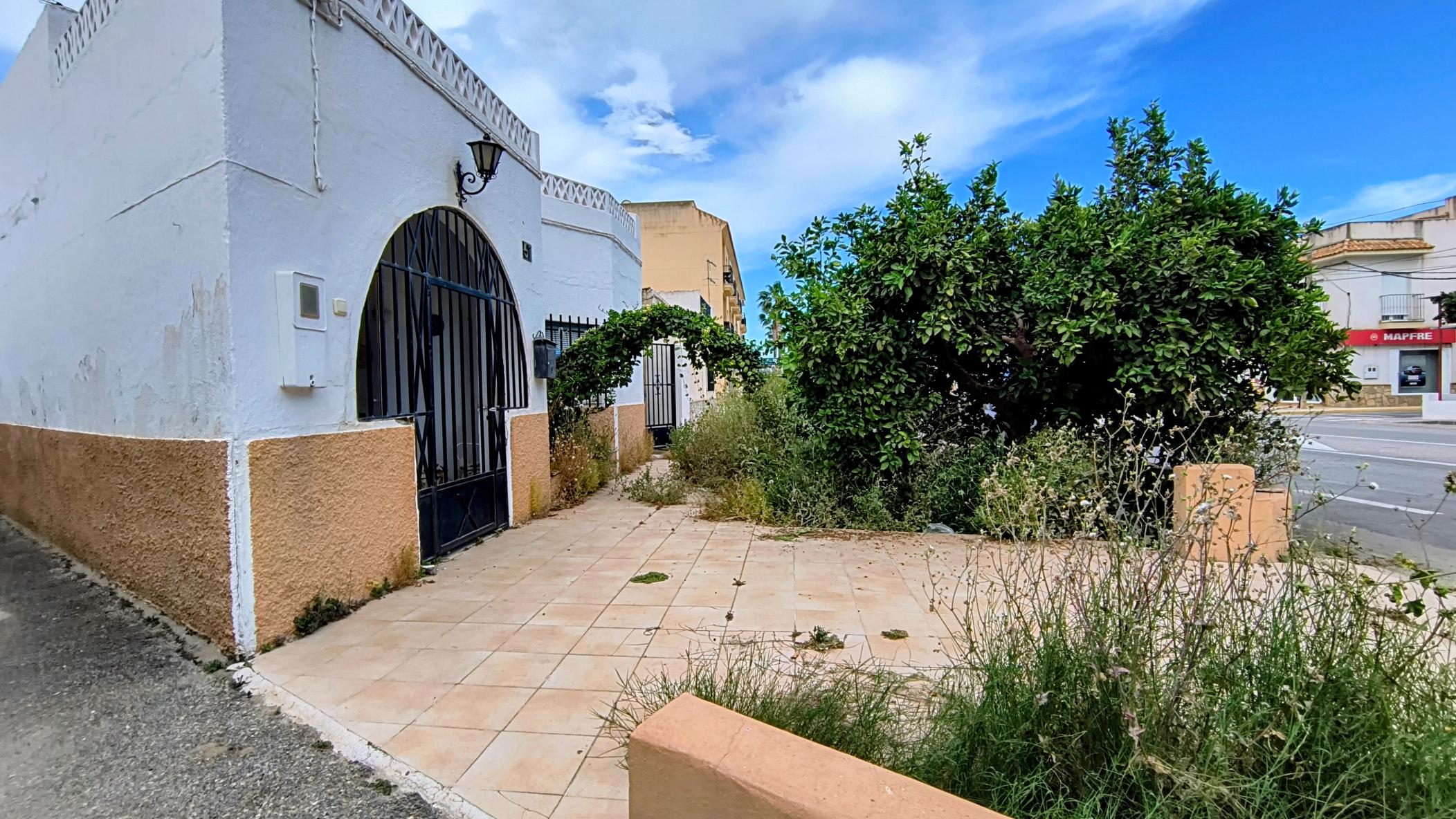 m2181-Detached village house for renovation in Turre.