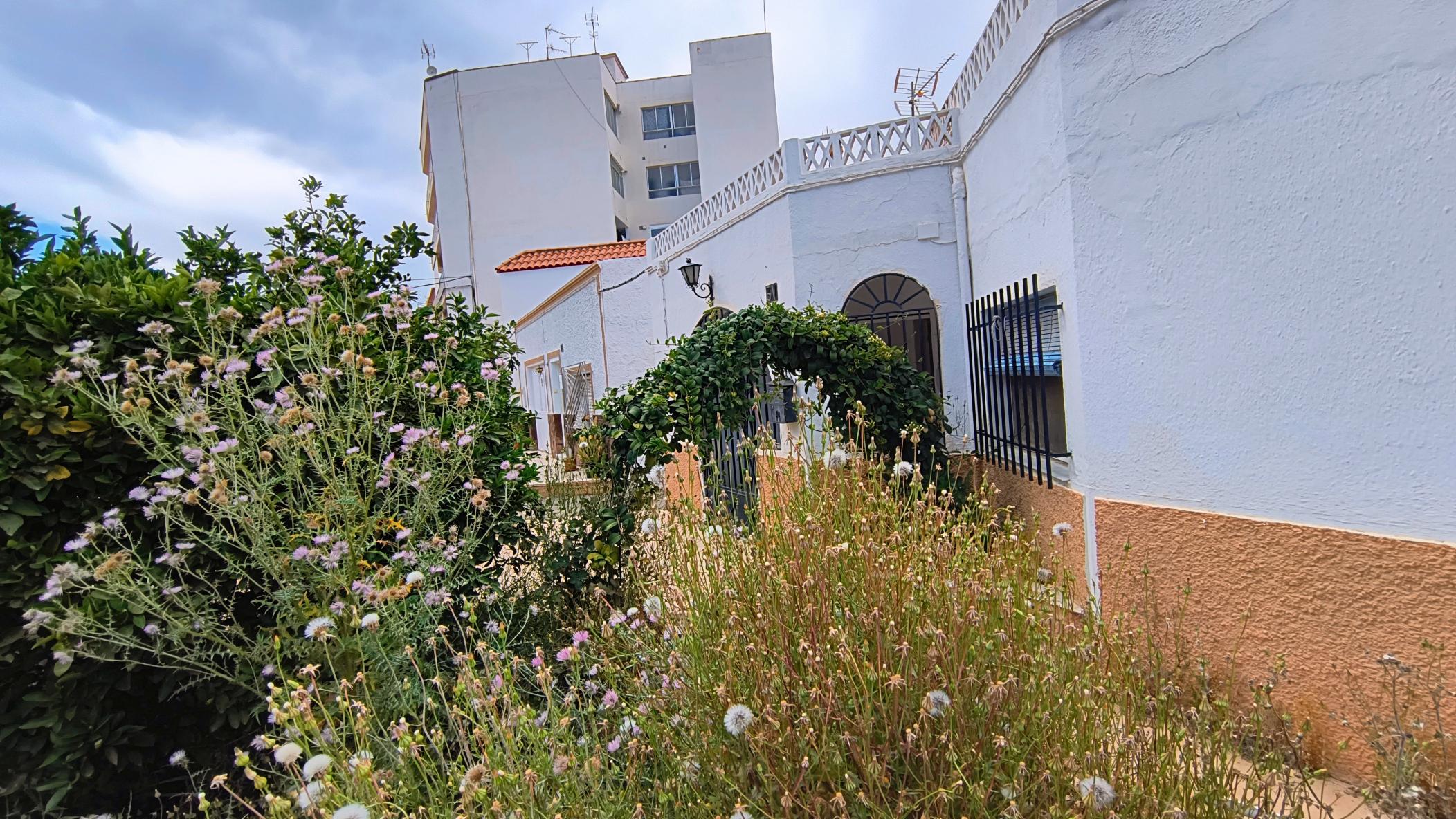 m2181-Detached village house for renovation in Turre.