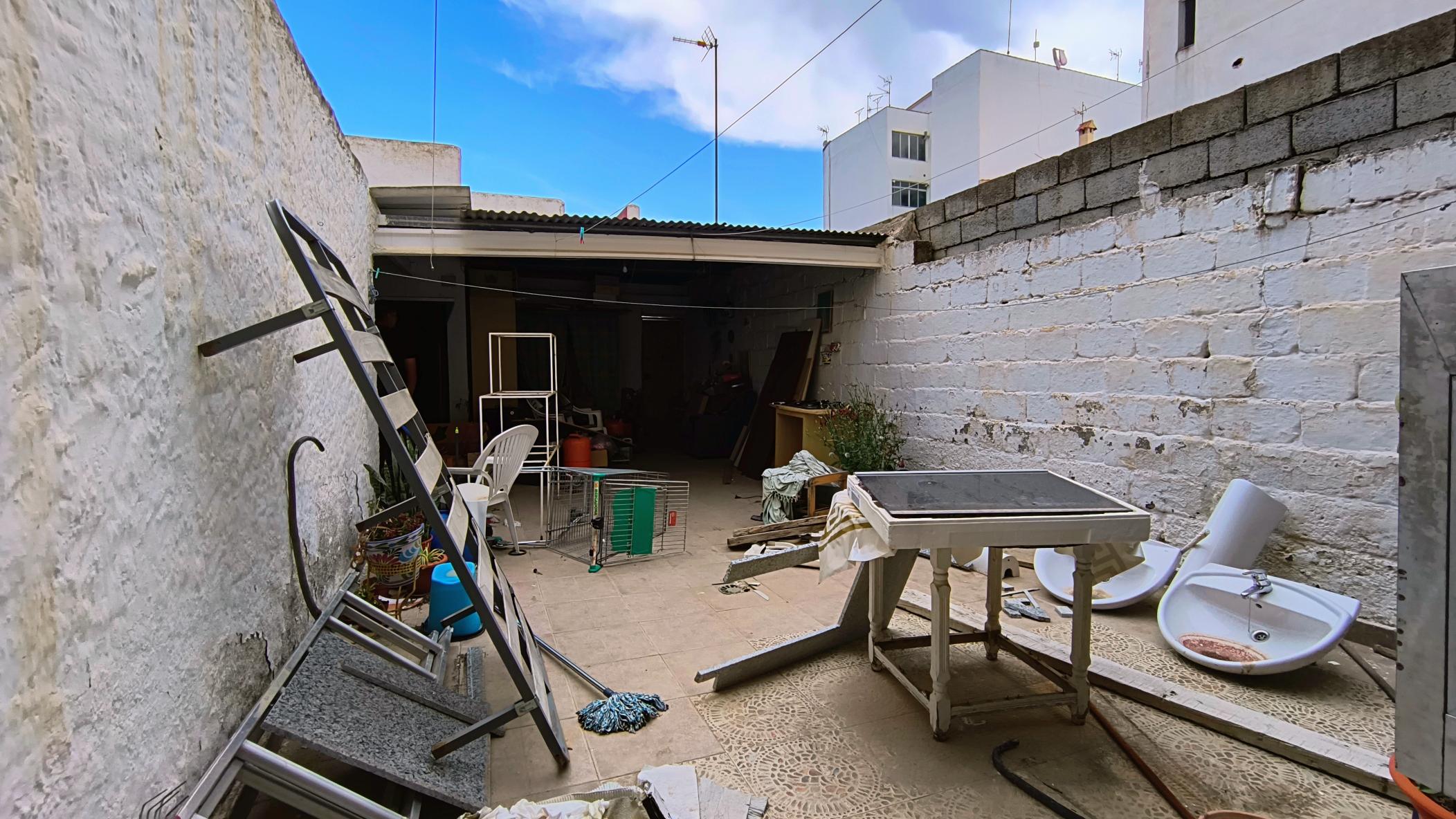 m2181-Detached village house for renovation in Turre.