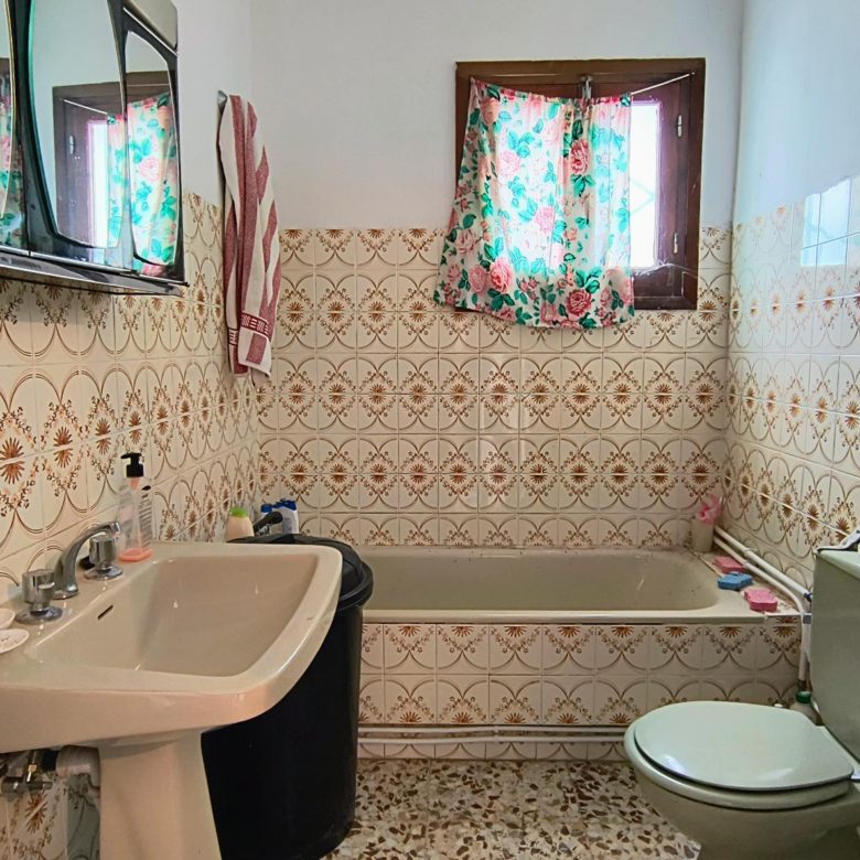 M2182-Semi detached cortijo with land.