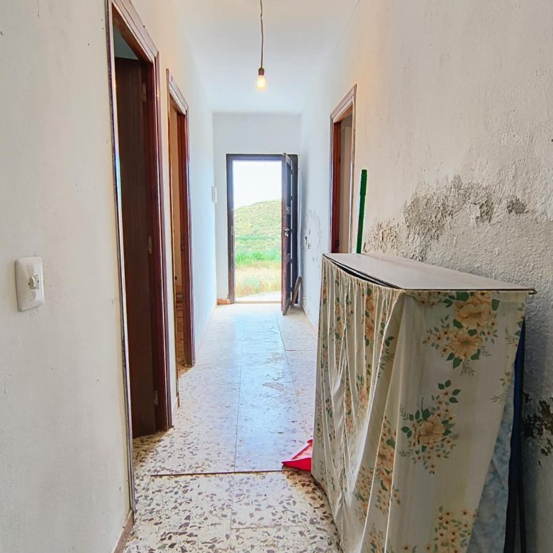 M2182-Semi detached cortijo with land.