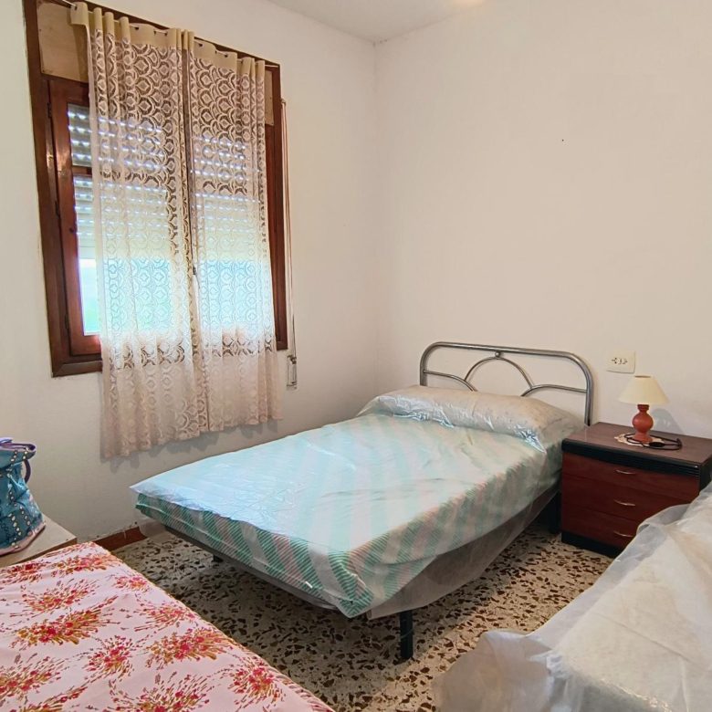 M2182-Semi detached cortijo with land.