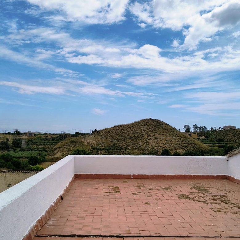 M2182-Semi detached cortijo with land.