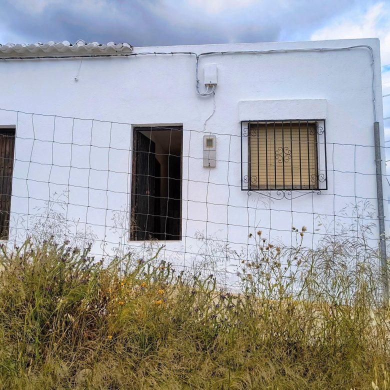 M2182-Semi detached cortijo with land.