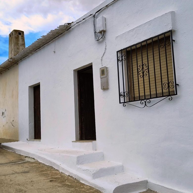 M2182-Semi detached cortijo with land.