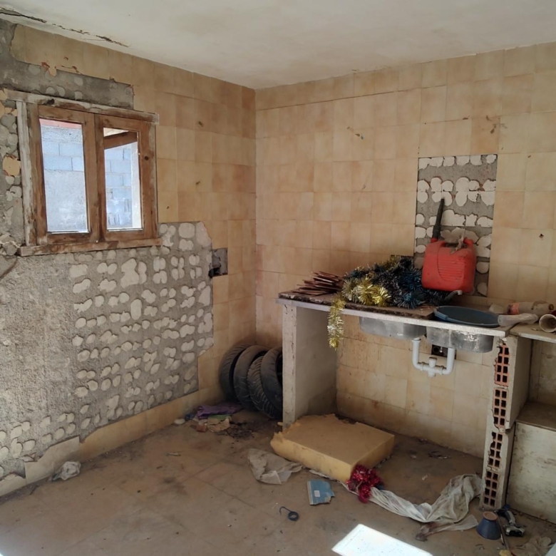 m2196-House needing reform in Turre.