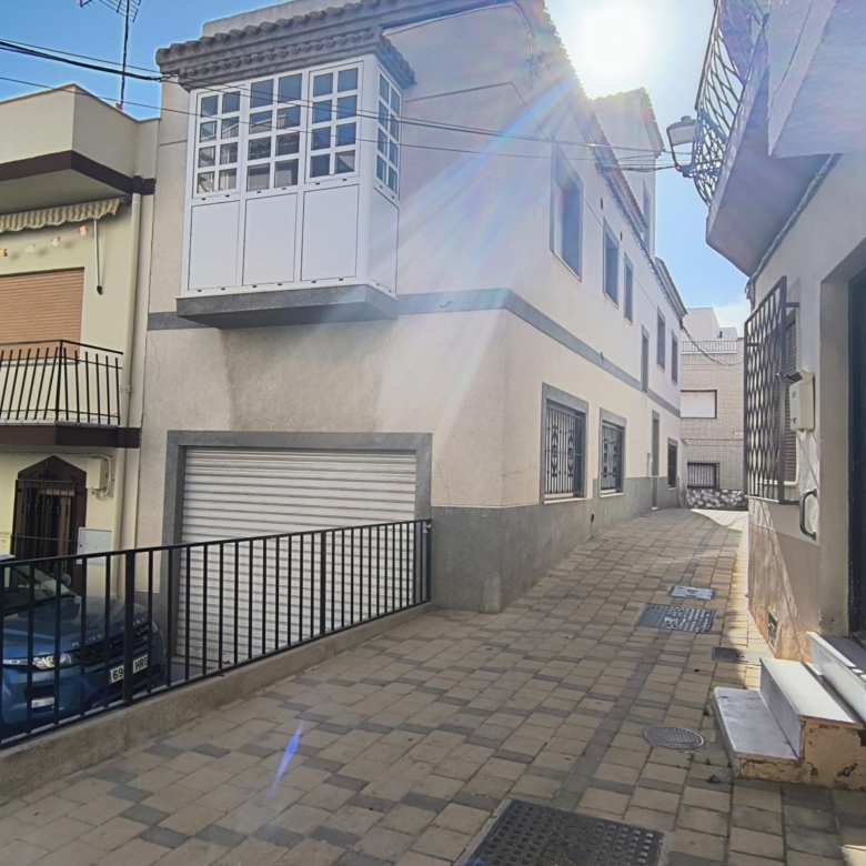 m2199-Townhouse is the centre of Turre with huge garage.