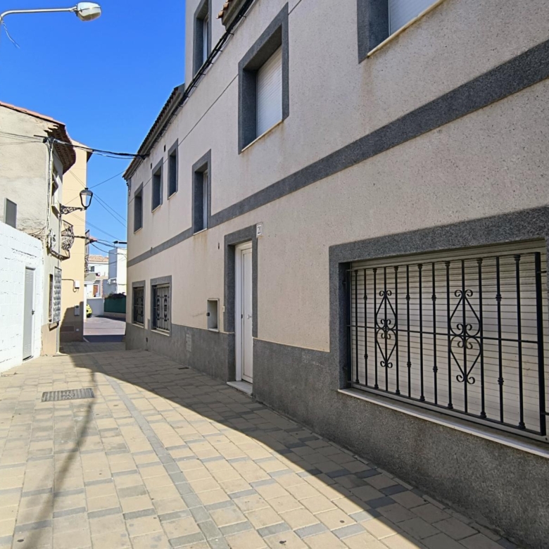 m2199-Townhouse is the centre of Turre with huge garage.