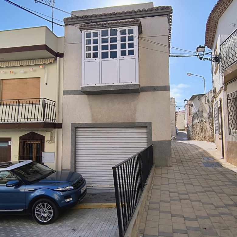 m2199-Townhouse is the centre of Turre with huge garage.