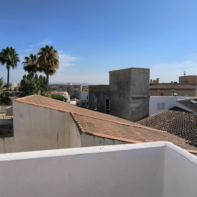 m2199-Townhouse is the centre of Turre with huge garage.