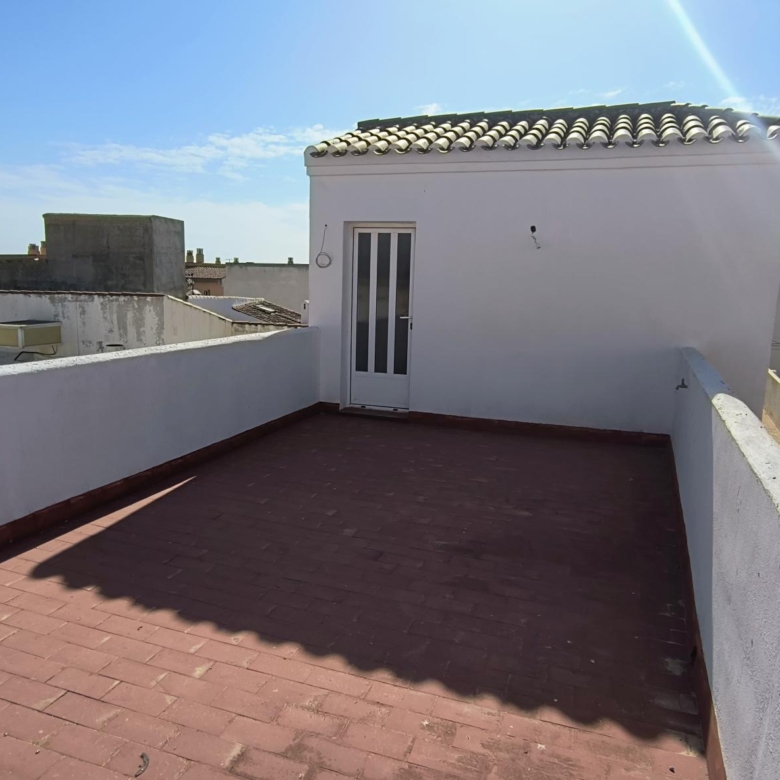 m2199-Townhouse is the centre of Turre with huge garage.