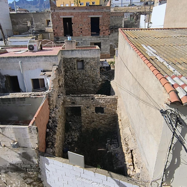 m2199-Townhouse is the centre of Turre with huge garage.