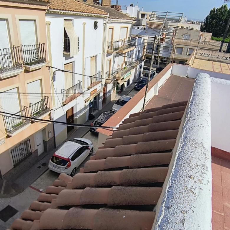 m2199-Townhouse is the centre of Turre with huge garage.