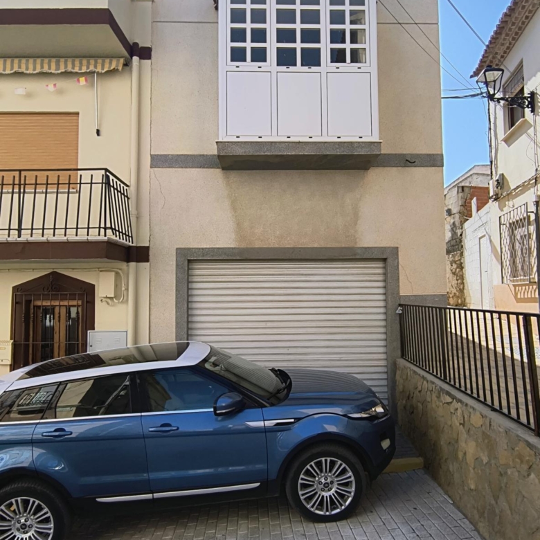 m2199-Townhouse is the centre of Turre with huge garage.