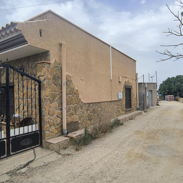 m2202-Large two bedroom villa on the outskirts of Turre.