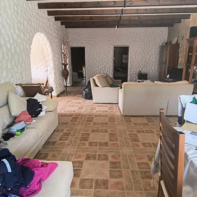 m2202-Large two bedroom villa on the outskirts of Turre.